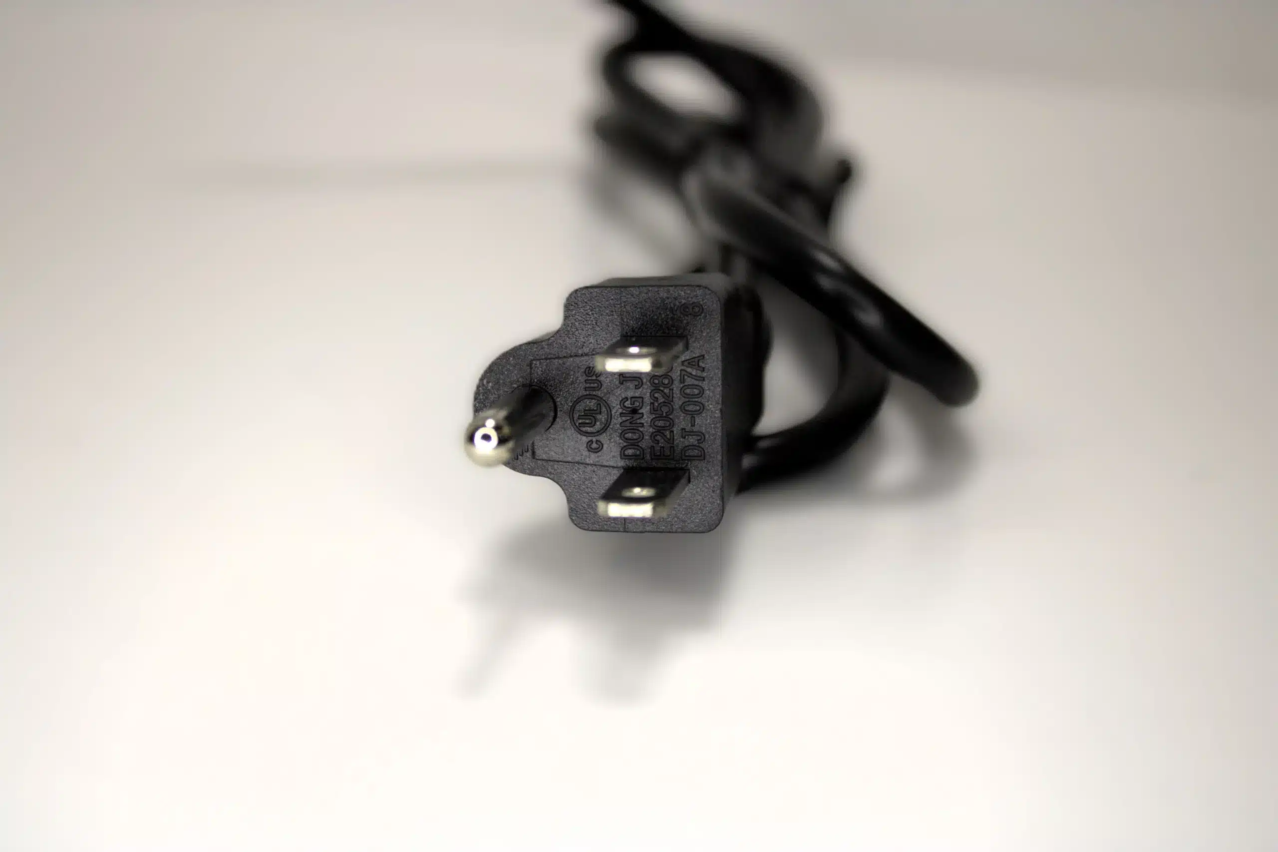 US NEMA 5-15P three-prong AC plug closeup on 1 m 18 AWG pigtail for wiring the Mean Well LRS-600-12 power supply AC input